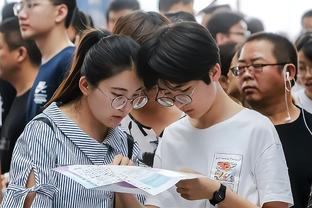 安东尼：收到过最好的礼物是足球，球鞋太贵了买不起